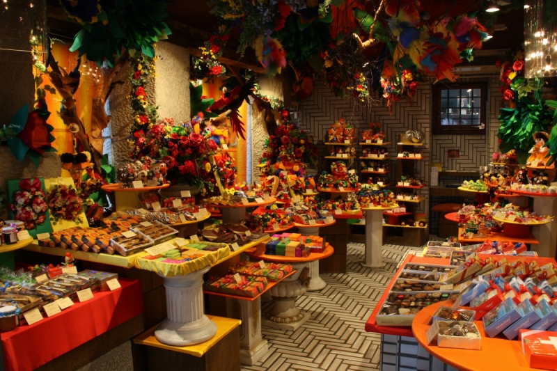 vitrine-PONTEVES-min_candy_store_chocolate_shop_chocolate_switzerland-393515